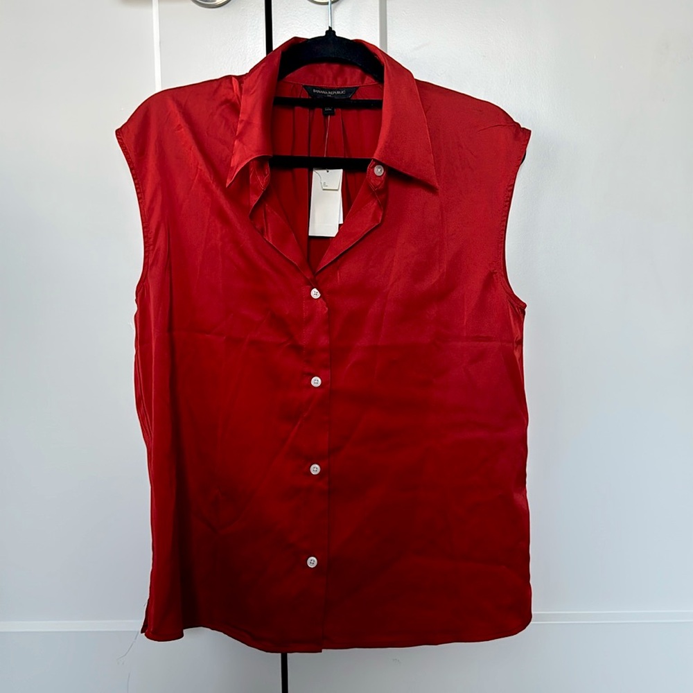 Brand New Banana Republic Silky Soft Top in Rich Fall Red - MEDIUM